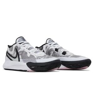 New Nike Kyrie kids Sneakers.. Size 4.5